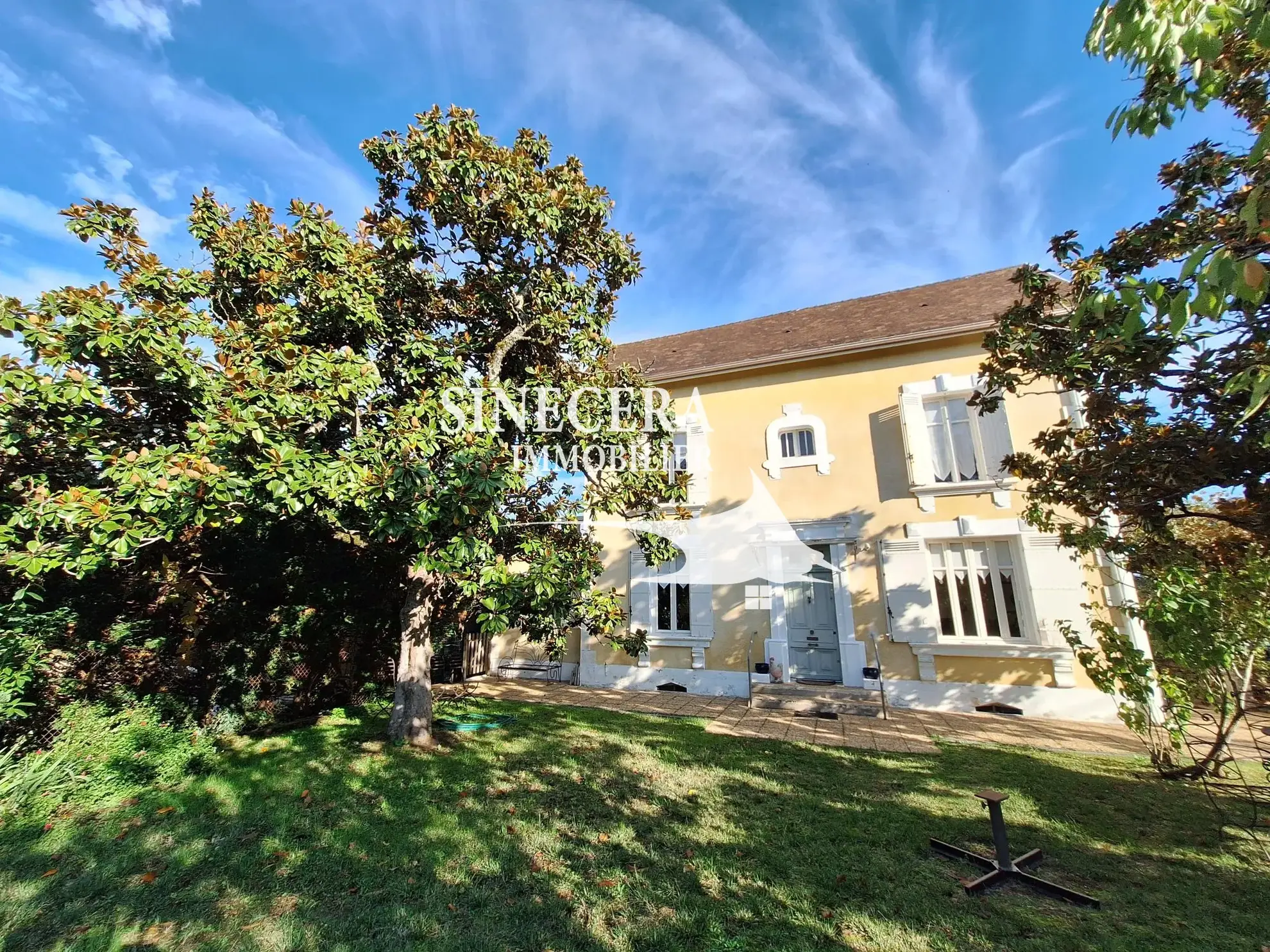 Belle maison à Ribérac avec piscine, grand terrain et dépendances 