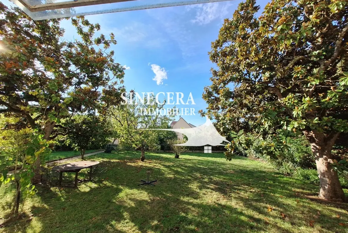 Belle maison à Ribérac avec piscine, grand terrain et dépendances 