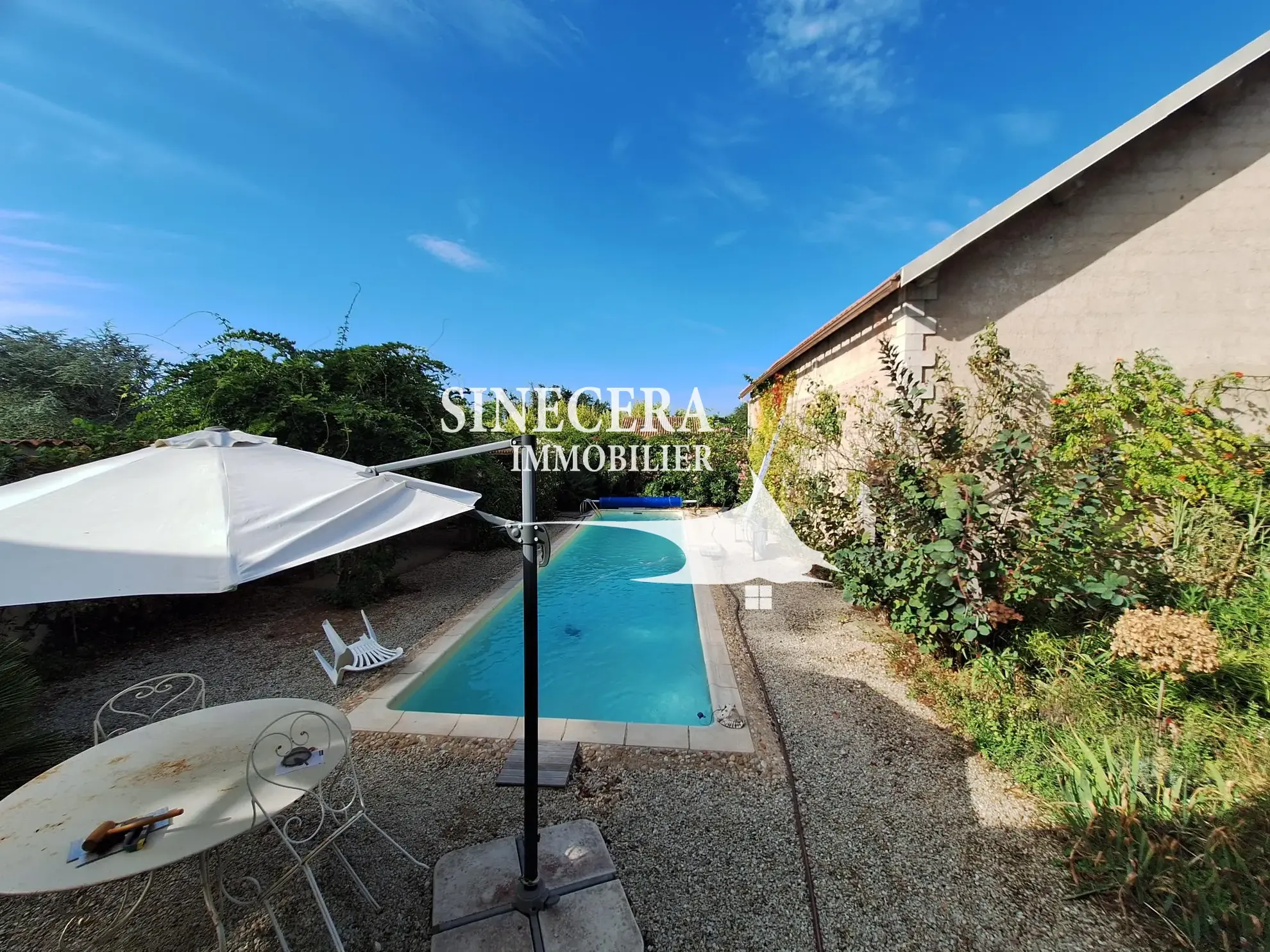 Belle maison à Ribérac avec piscine, grand terrain et dépendances 