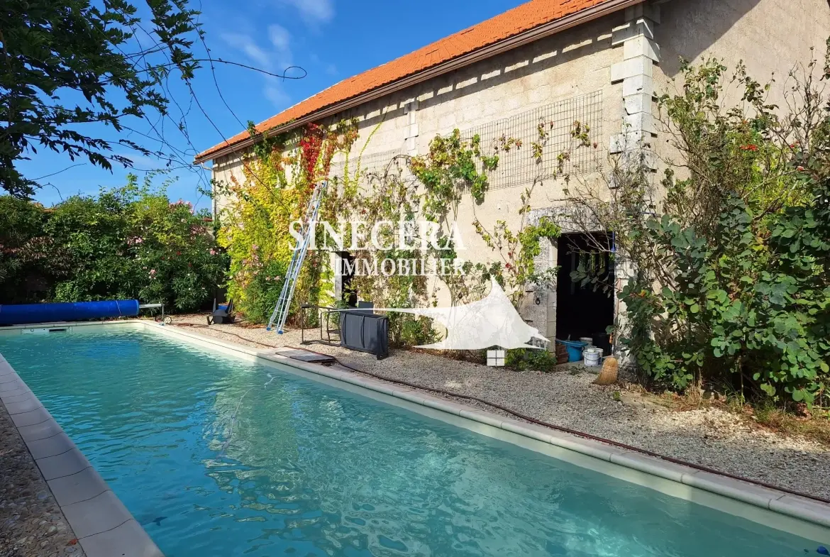 Belle maison à Ribérac avec piscine, grand terrain et dépendances 