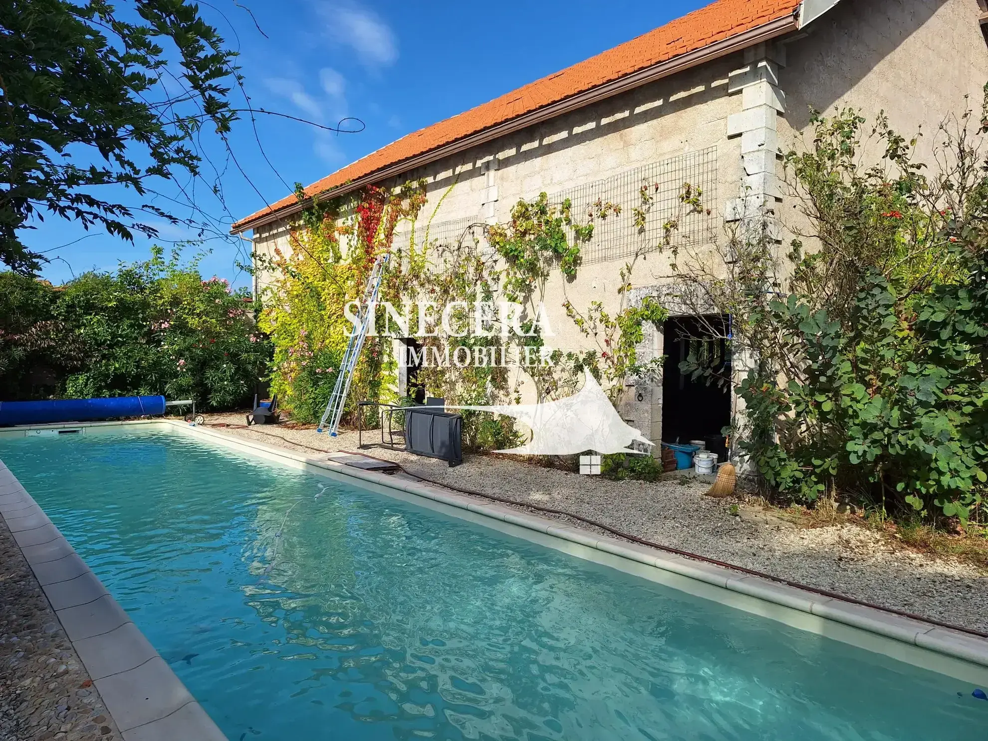 Belle maison à Ribérac avec piscine, grand terrain et dépendances 