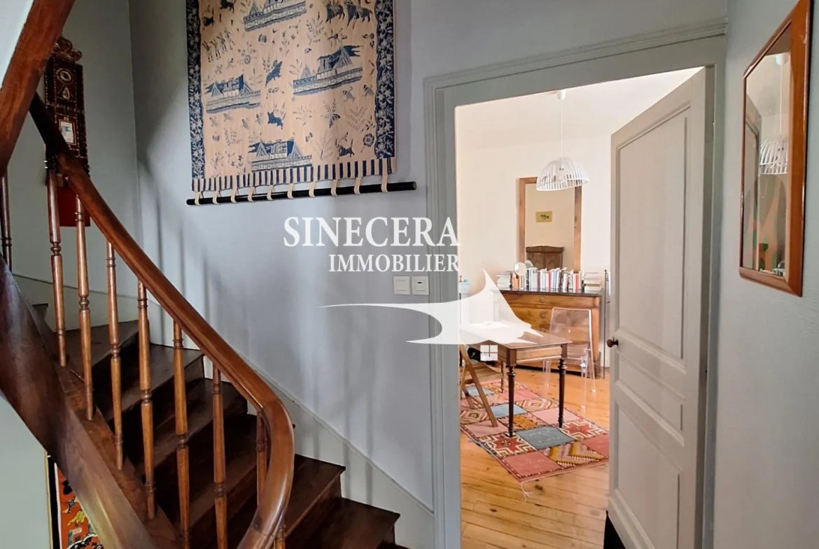 Belle maison à Ribérac avec piscine, grand terrain et dépendances 