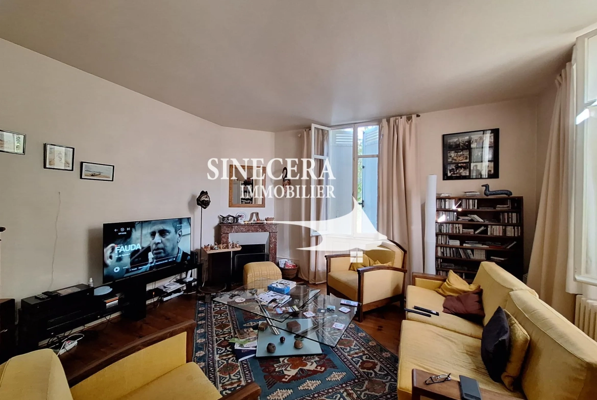 Belle maison à Ribérac avec piscine, grand terrain et dépendances 
