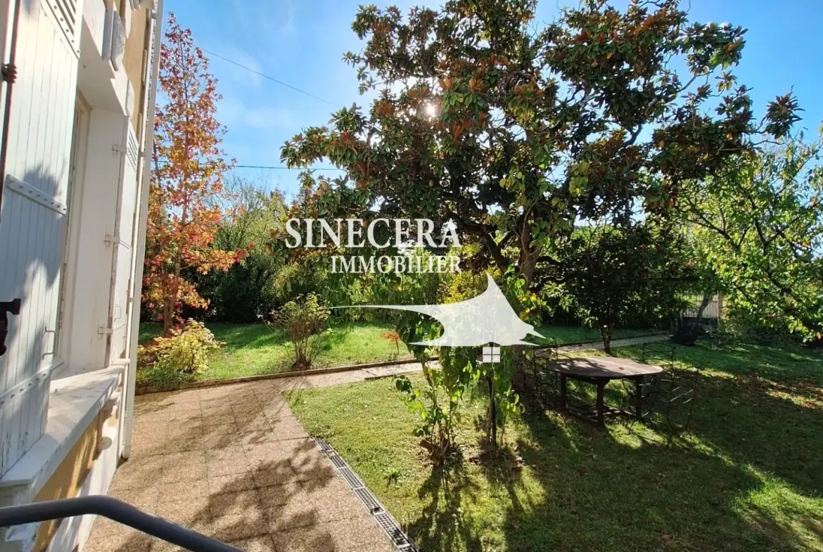 Belle maison à Ribérac avec piscine, grand terrain et dépendances 
