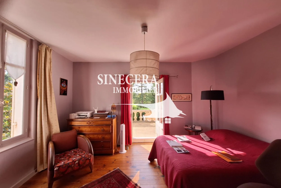Belle maison à Ribérac avec piscine, grand terrain et dépendances 