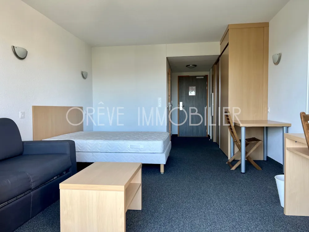 Investissez dans un studio meublé avec balcon à Guichen, loué en bail commercial 