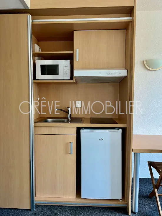 Investissez dans un studio meublé avec balcon à Guichen, loué en bail commercial 