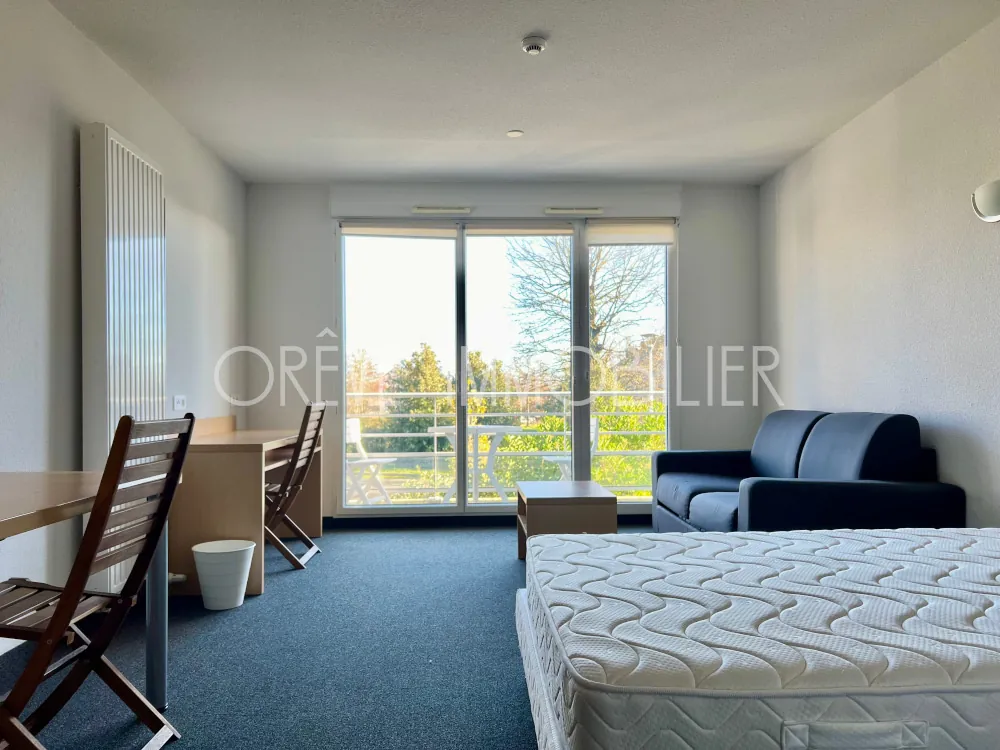 Investissez dans un studio meublé avec balcon à Guichen, loué en bail commercial 