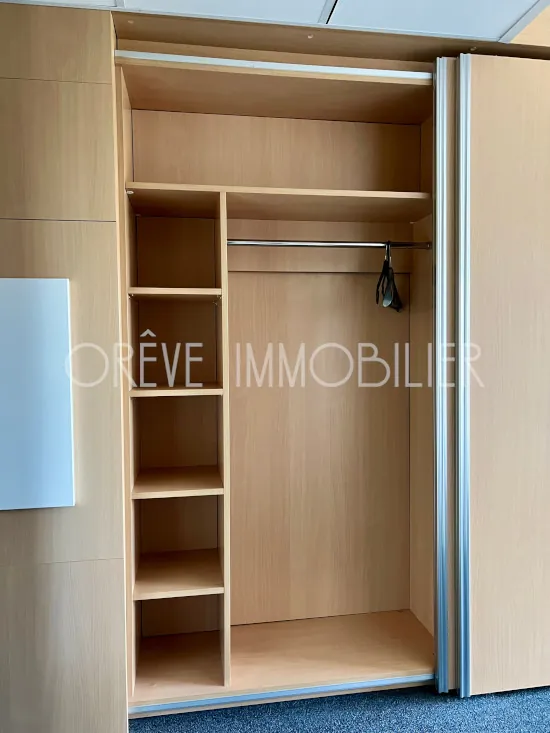 Investissez dans un studio meublé avec balcon à Guichen, loué en bail commercial 