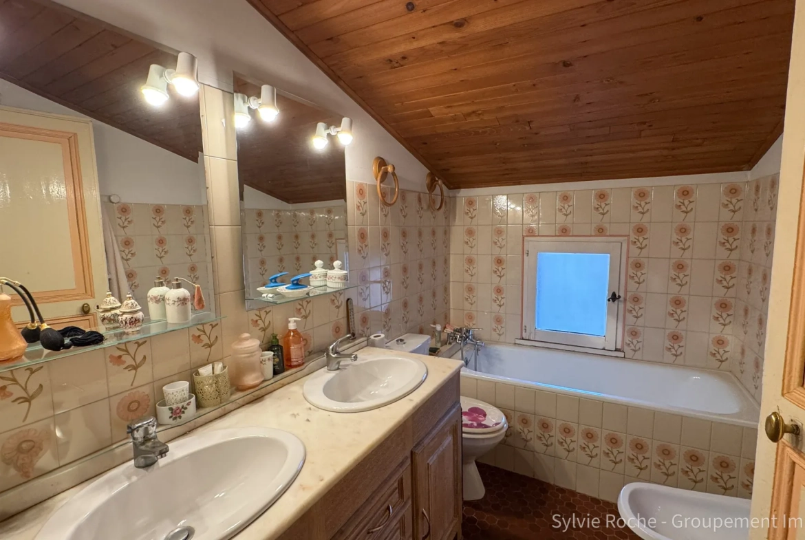 Maison de caractère à Piolenc de 175 m² avec jardin et dépendances 