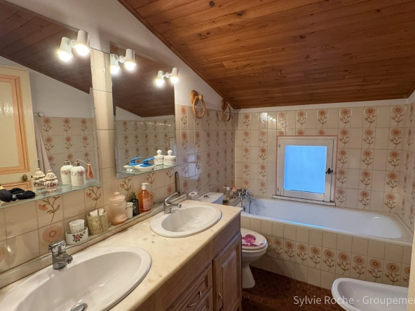 Maison de caractère à Piolenc de 175 m² avec jardin et dépendances 