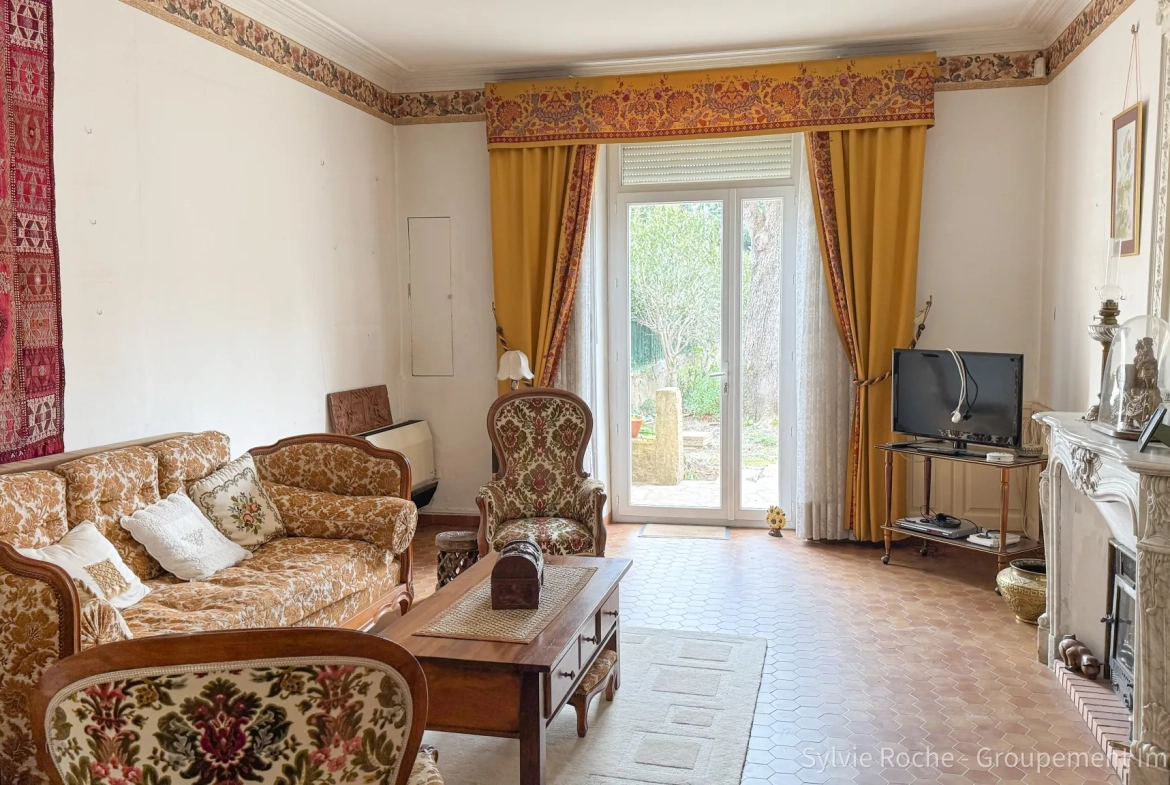 Maison de caractère à Piolenc de 175 m² avec jardin et dépendances 