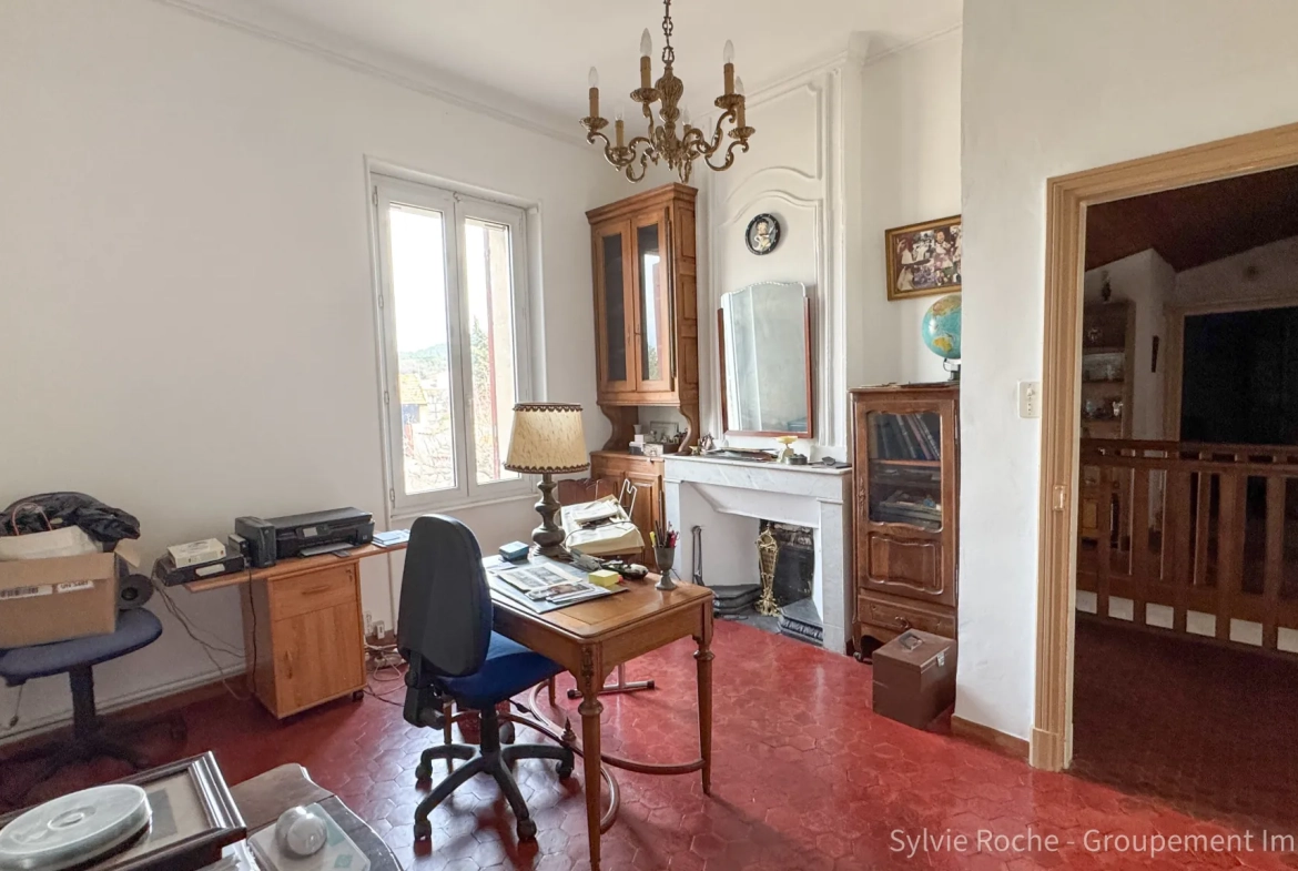 Maison de caractère à Piolenc de 175 m² avec jardin et dépendances 