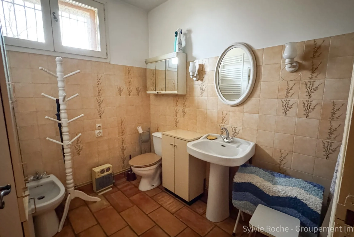 Maison de caractère à Piolenc de 175 m² avec jardin et dépendances 