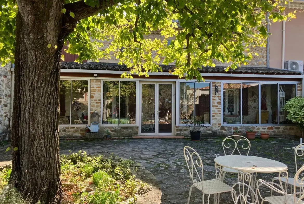 Maison de caractère à Piolenc de 175 m² avec jardin et dépendances 