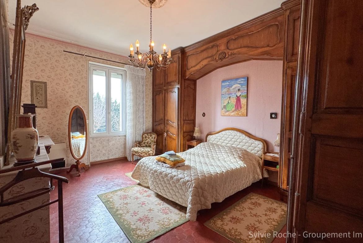 Maison de caractère à Piolenc de 175 m² avec jardin et dépendances 