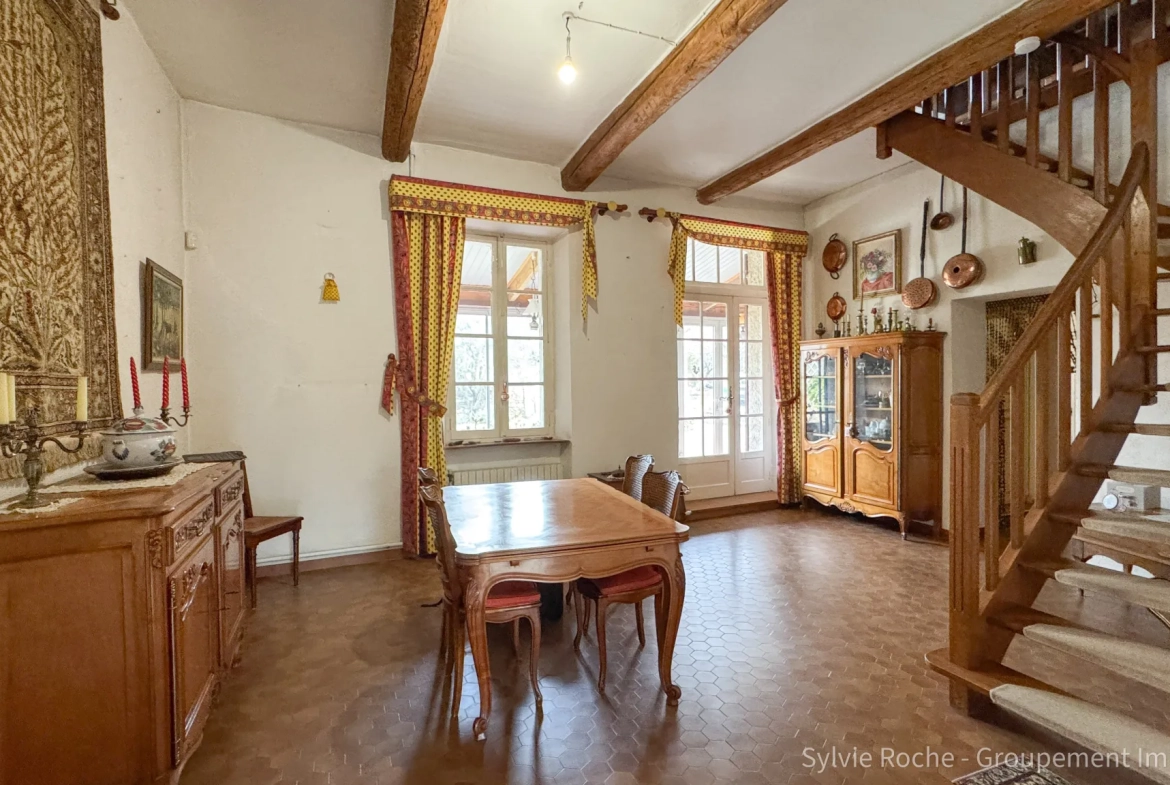 Maison de caractère à Piolenc de 175 m² avec jardin et dépendances 