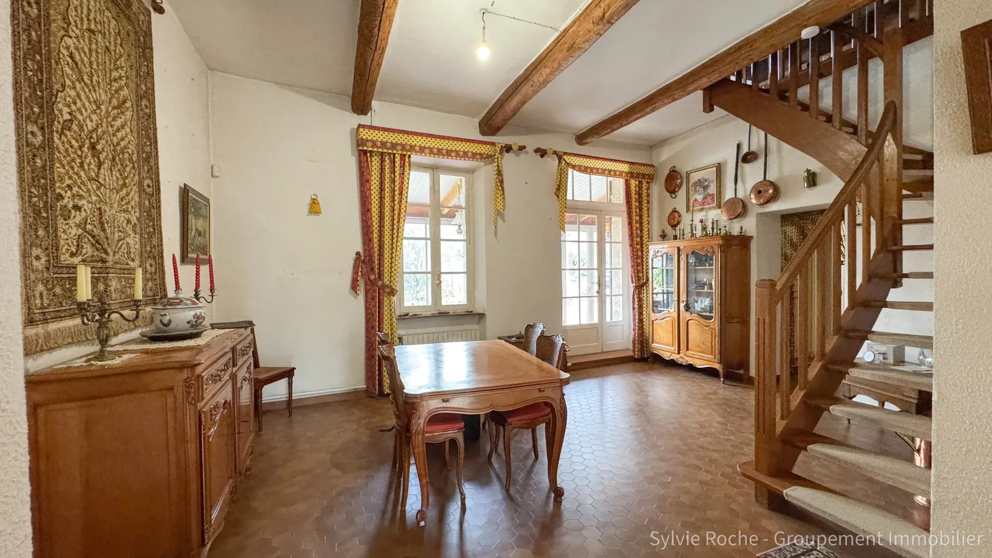 Maison de caractère à Piolenc de 175 m² avec jardin et dépendances 
