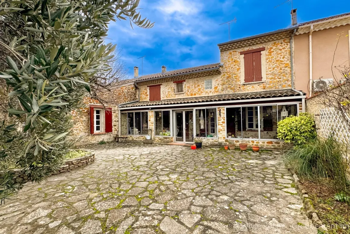 Maison de caractère à Piolenc de 175 m² avec jardin et dépendances 