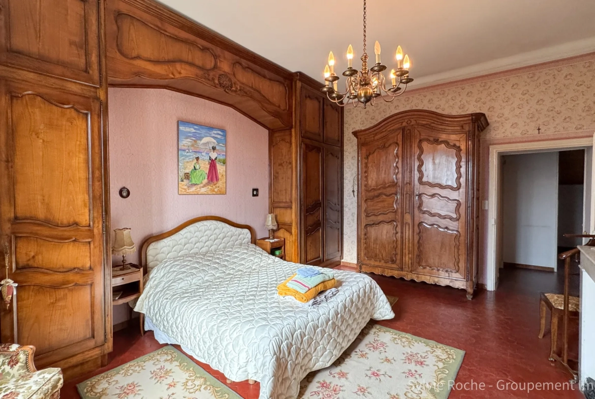Maison de caractère à Piolenc de 175 m² avec jardin et dépendances 