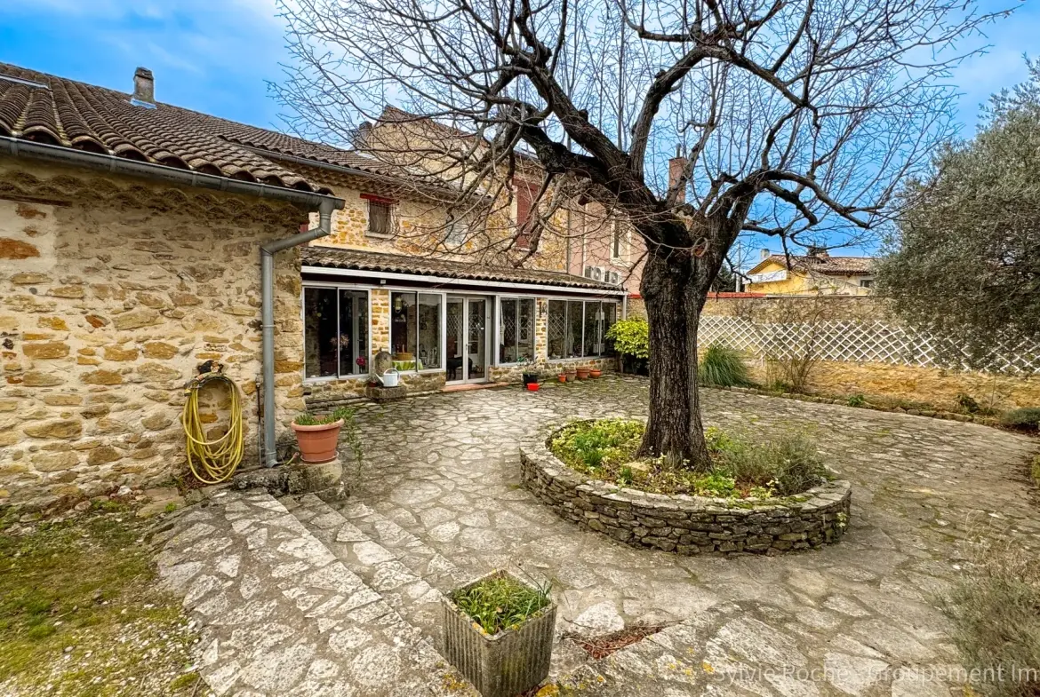 Maison de caractère à Piolenc de 175 m² avec jardin et dépendances 
