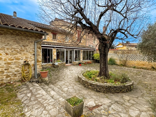 Maison de caractère à Piolenc de 175 m² avec jardin et dépendances 