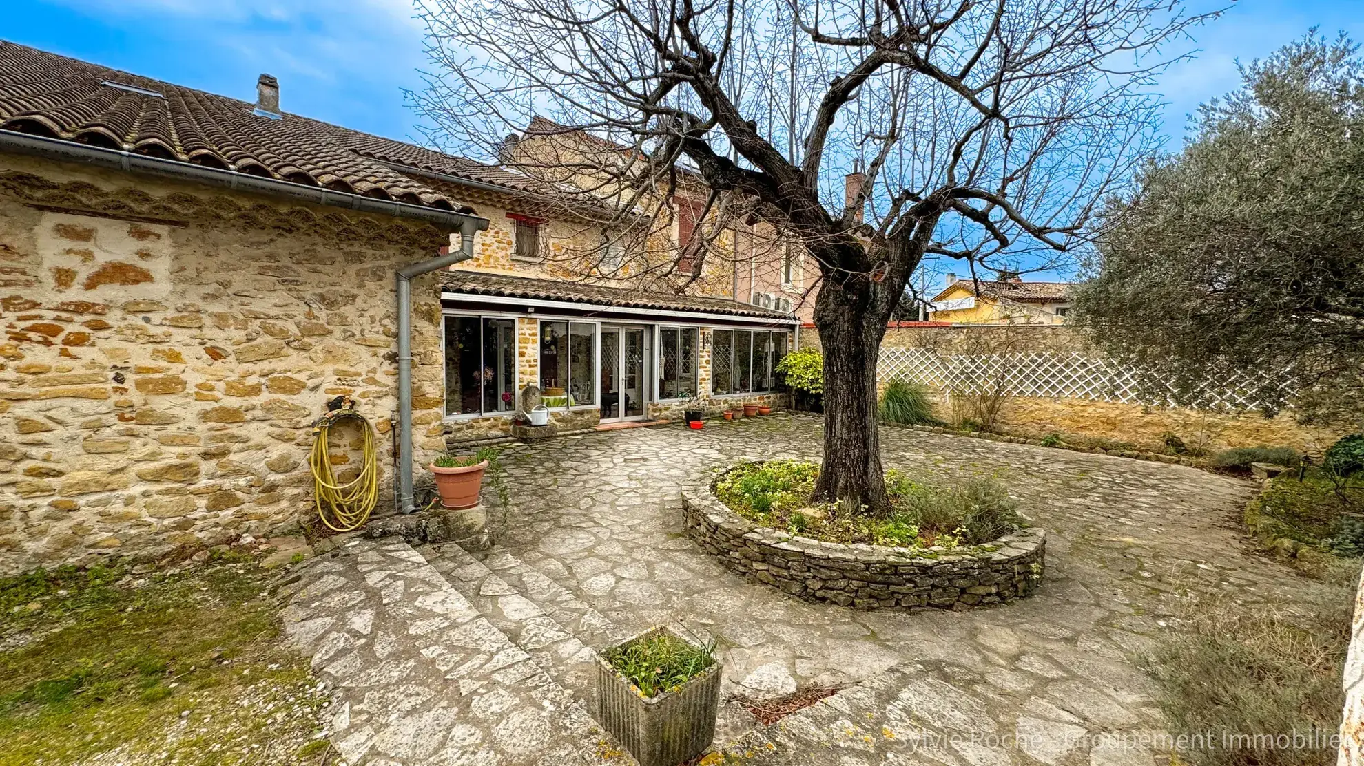 Maison de caractère à Piolenc de 175 m² avec jardin et dépendances 
