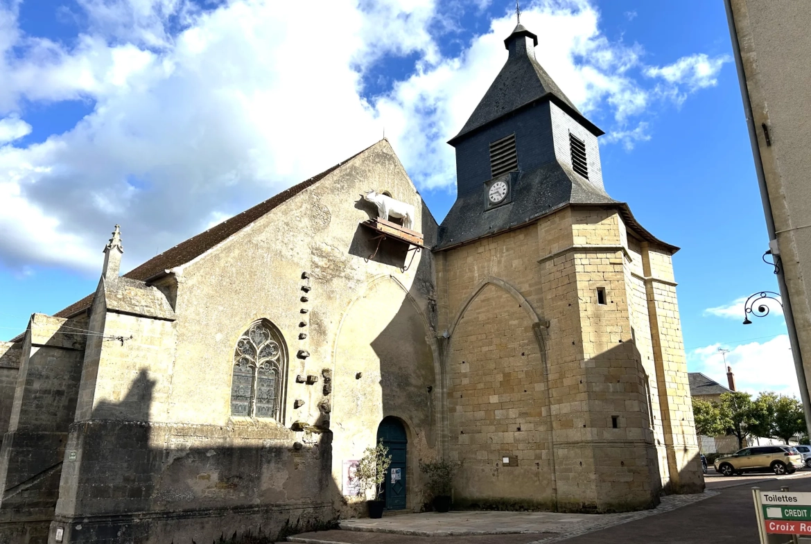 Maison de village avec cour privative et murs commerciaux loués en Nièvre 
