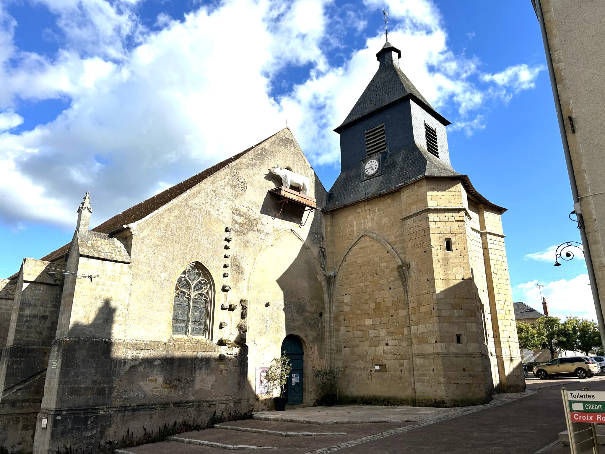 Maison de village avec cour privative et murs commerciaux loués en Nièvre 
