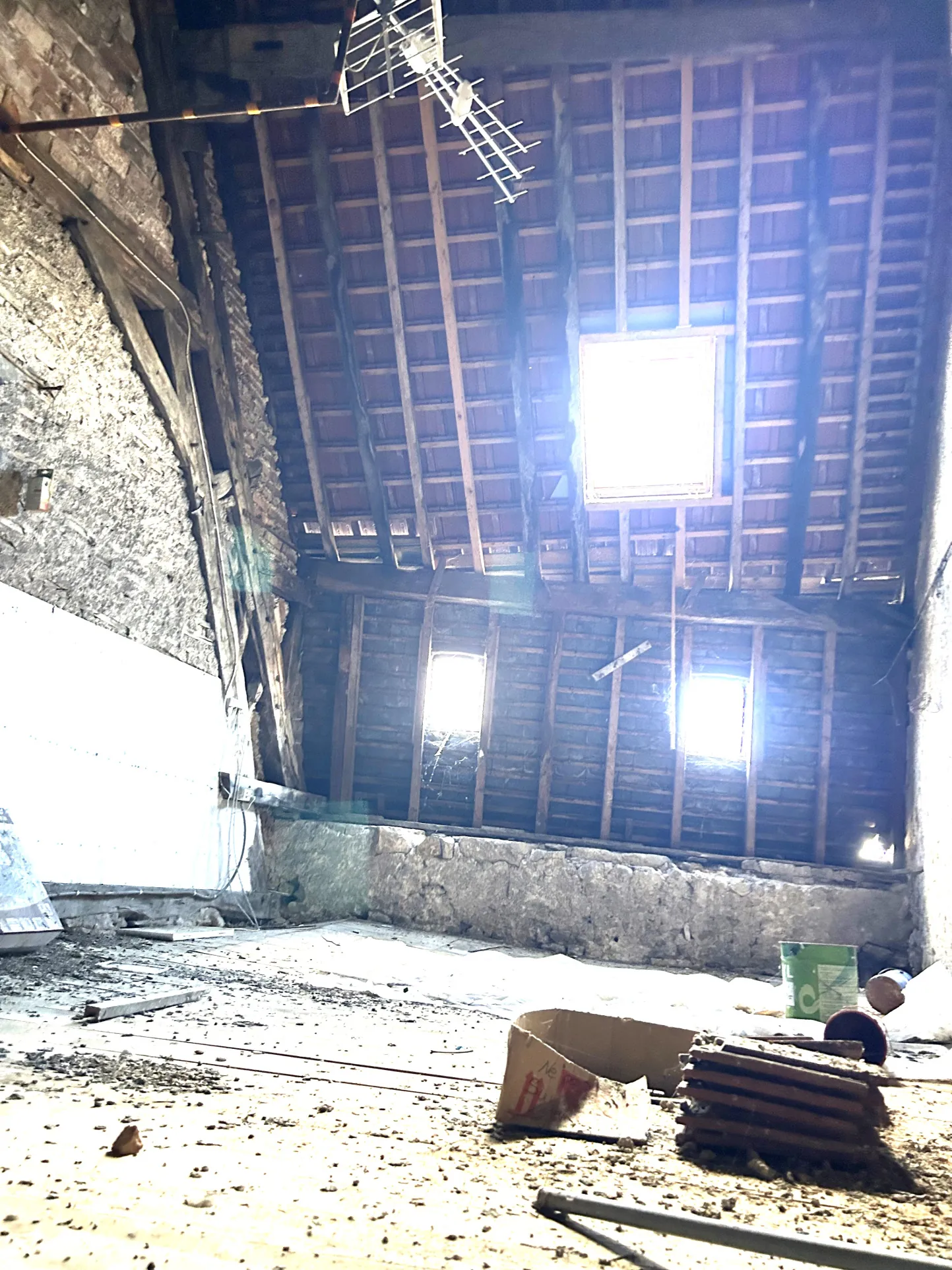 Maison de village avec cour privative et murs commerciaux loués en Nièvre 