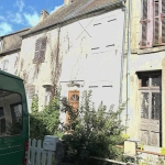 Maison de village avec cour privative et murs commerciaux loués en Nièvre