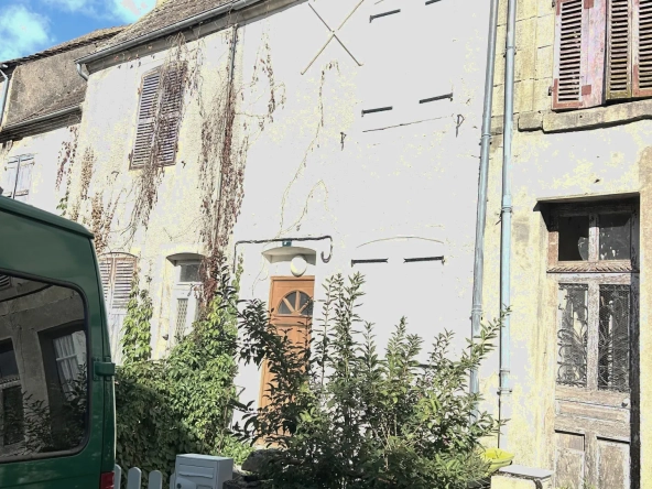 Maison de village avec cour privative et murs commerciaux loués en Nièvre