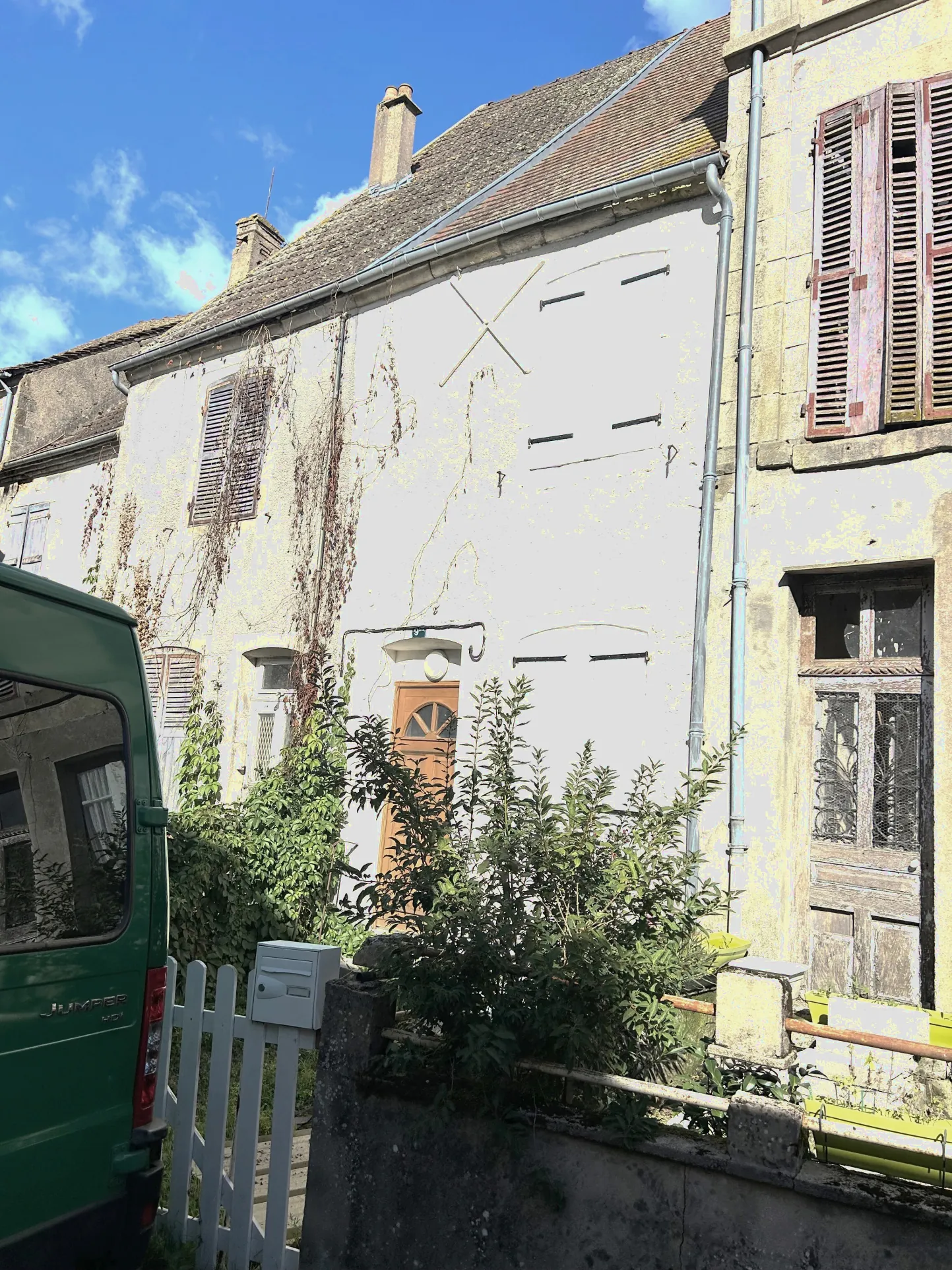 Maison de village avec cour privative et murs commerciaux loués en Nièvre 