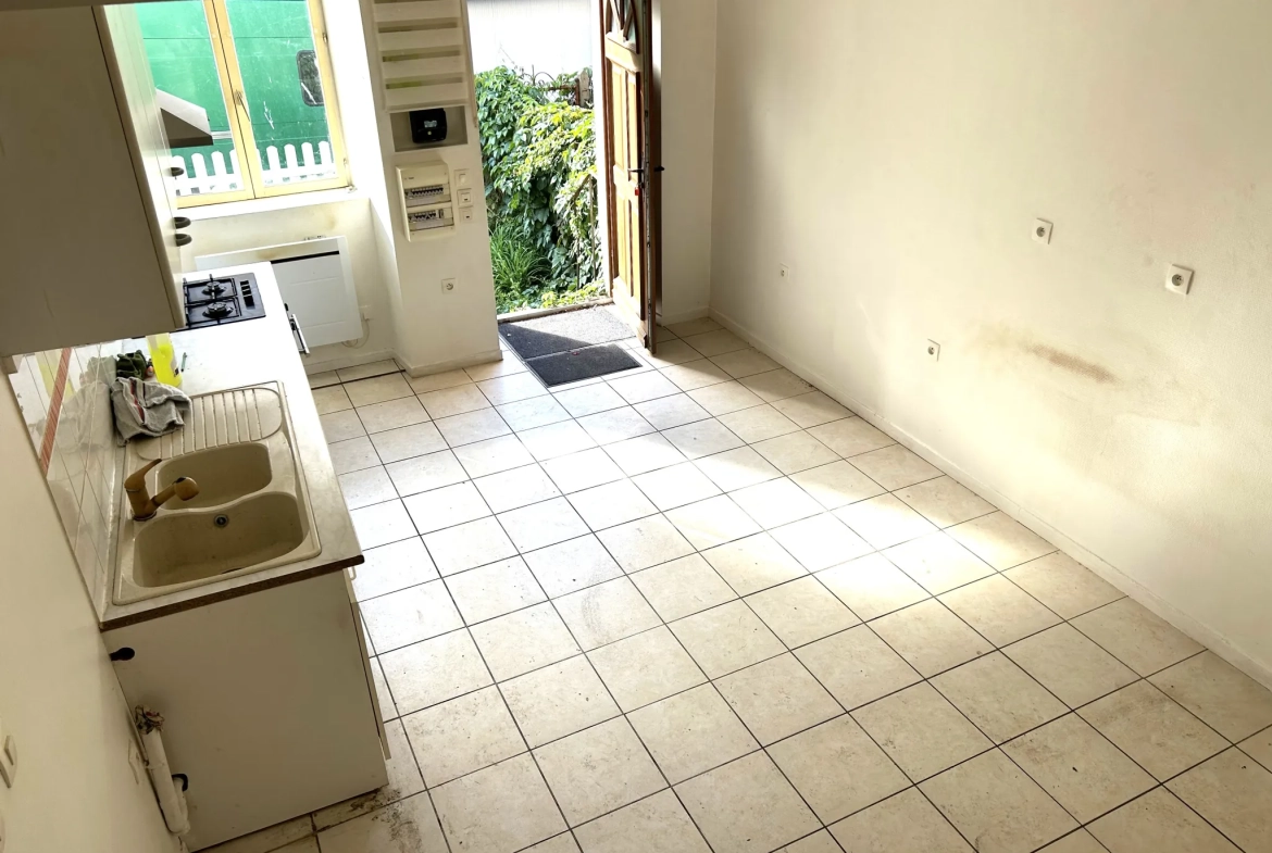 Maison de village avec cour privative et murs commerciaux loués en Nièvre 