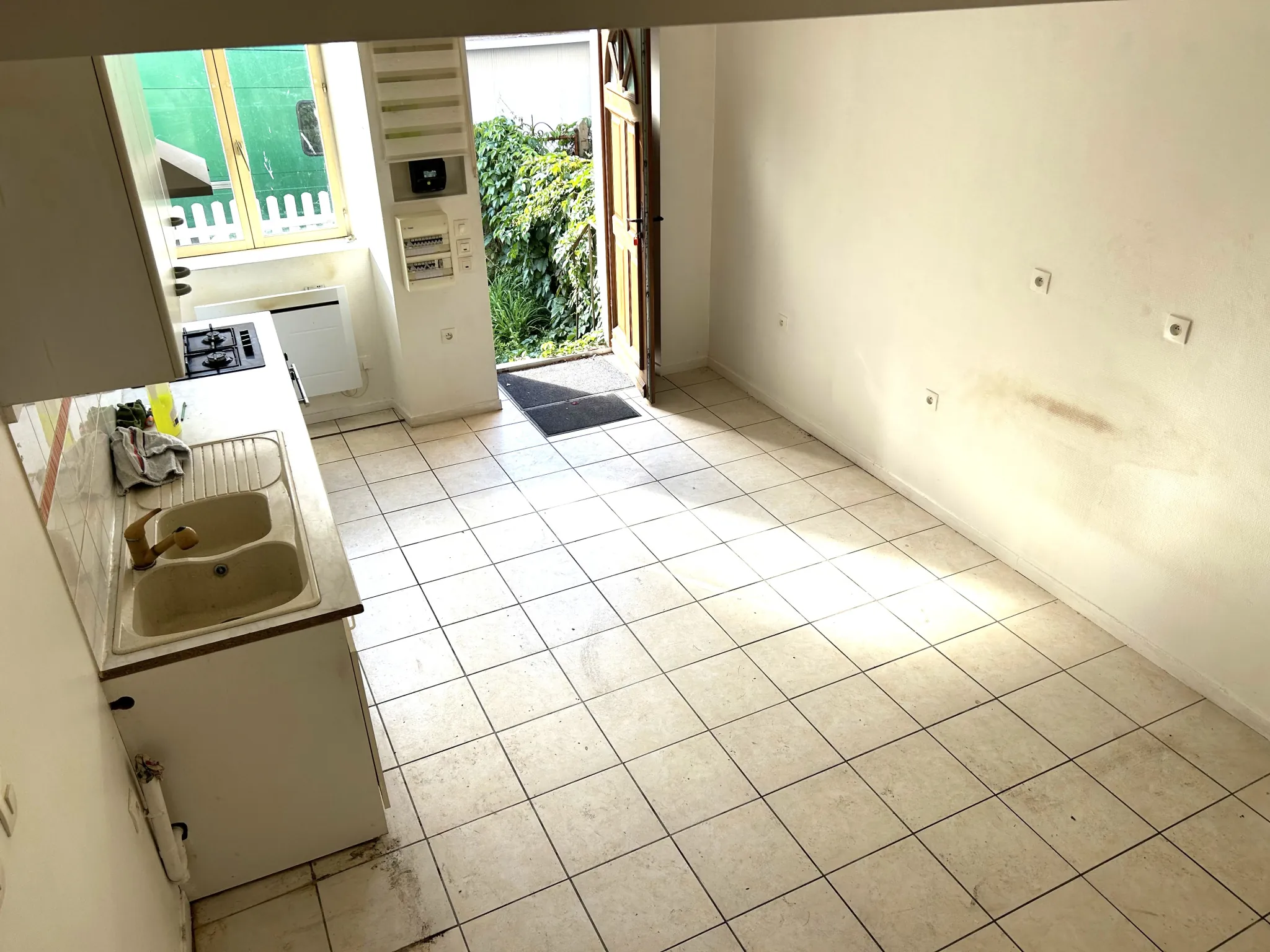 Maison de village avec cour privative et murs commerciaux loués en Nièvre 