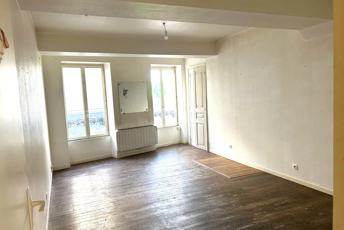 Maison de village avec cour privative et murs commerciaux loués en Nièvre 