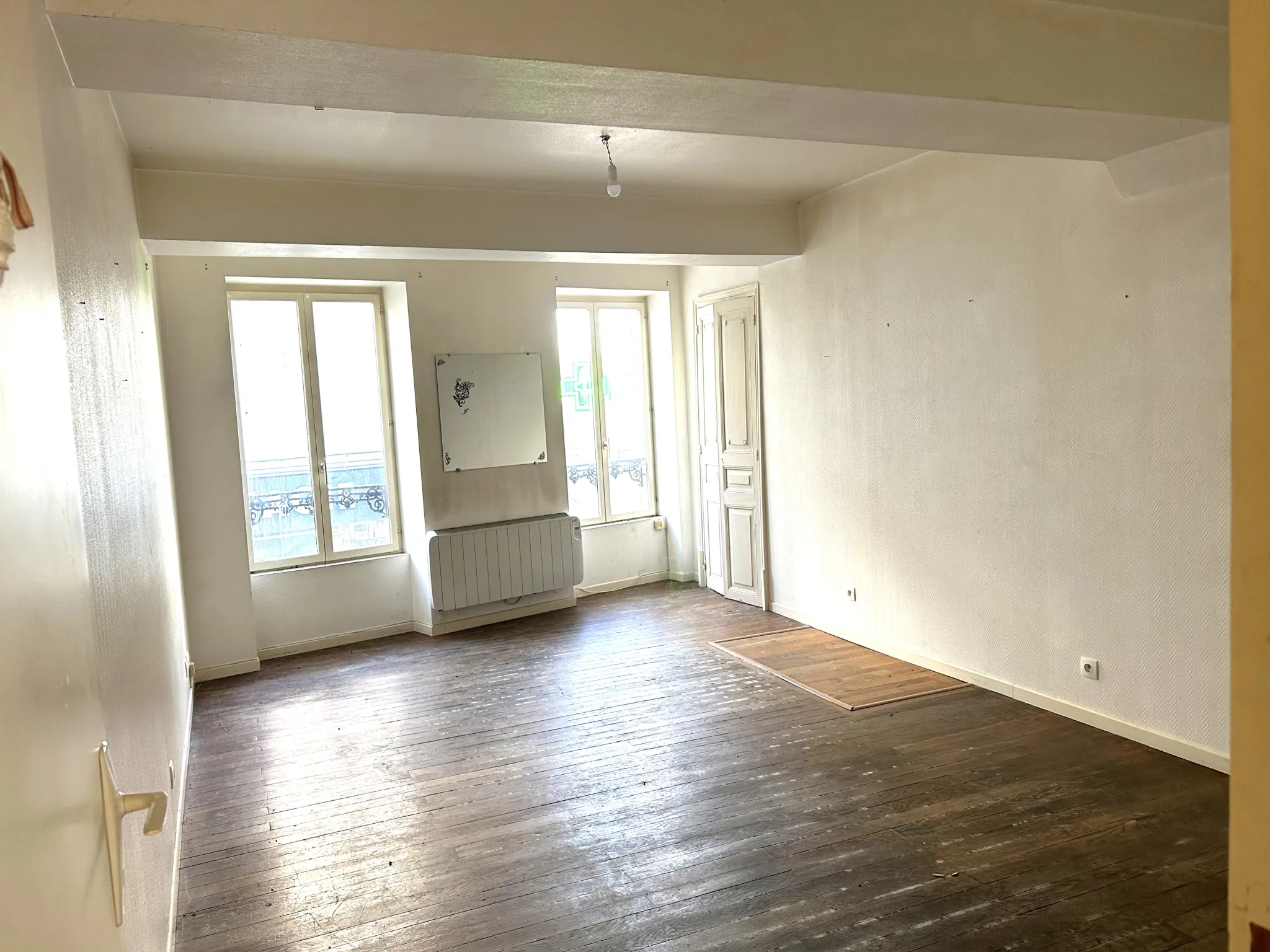 Maison de village avec cour privative et murs commerciaux loués en Nièvre 