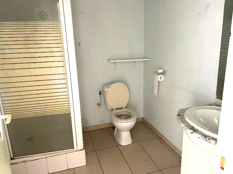 Maison de village avec cour privative et murs commerciaux loués en Nièvre 
