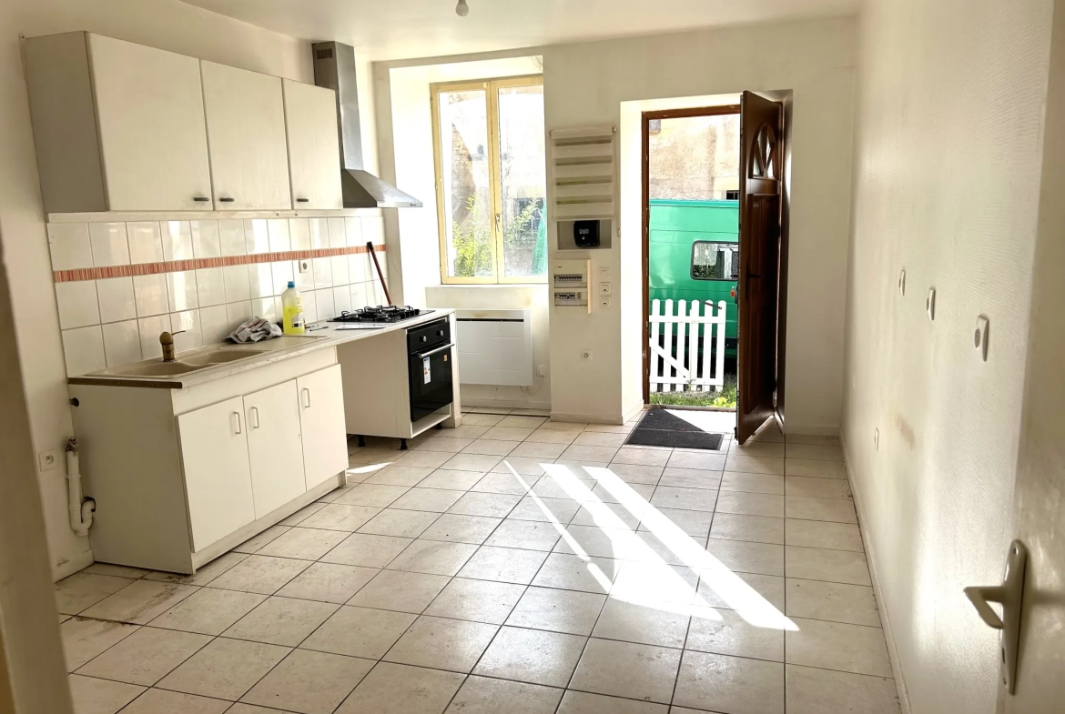 Maison de village avec cour privative et murs commerciaux loués en Nièvre 