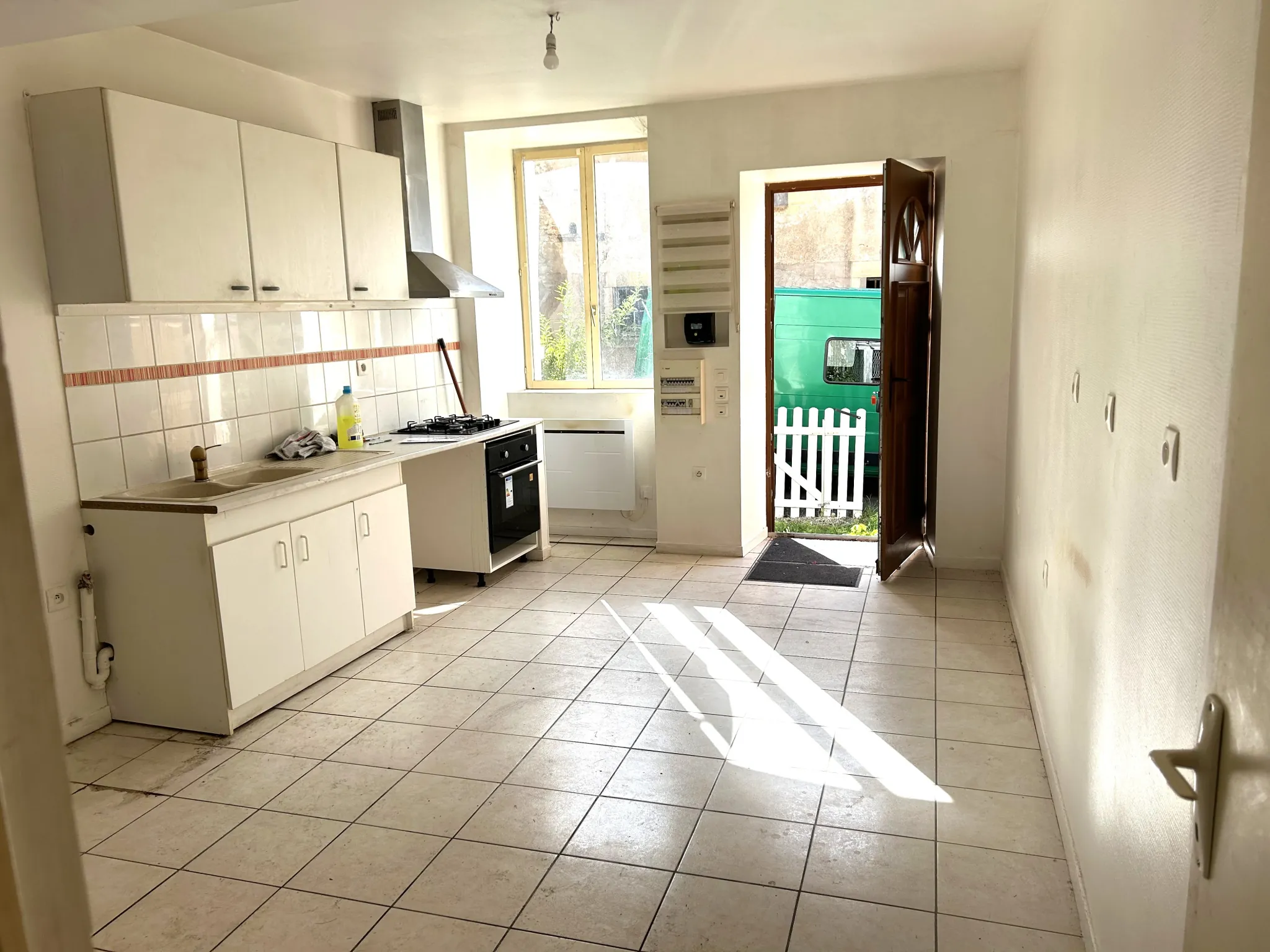 Maison de village avec cour privative et murs commerciaux loués en Nièvre 