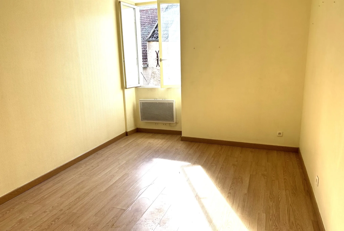 Maison de village avec cour privative et murs commerciaux loués en Nièvre 