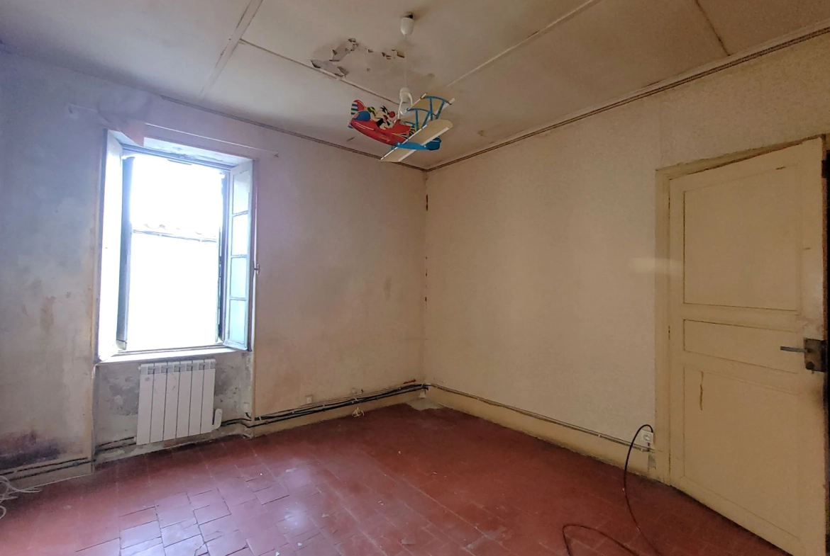 Maison en pierre à rénover avec terrasse et garage à Capendu, proche Carcassonne 