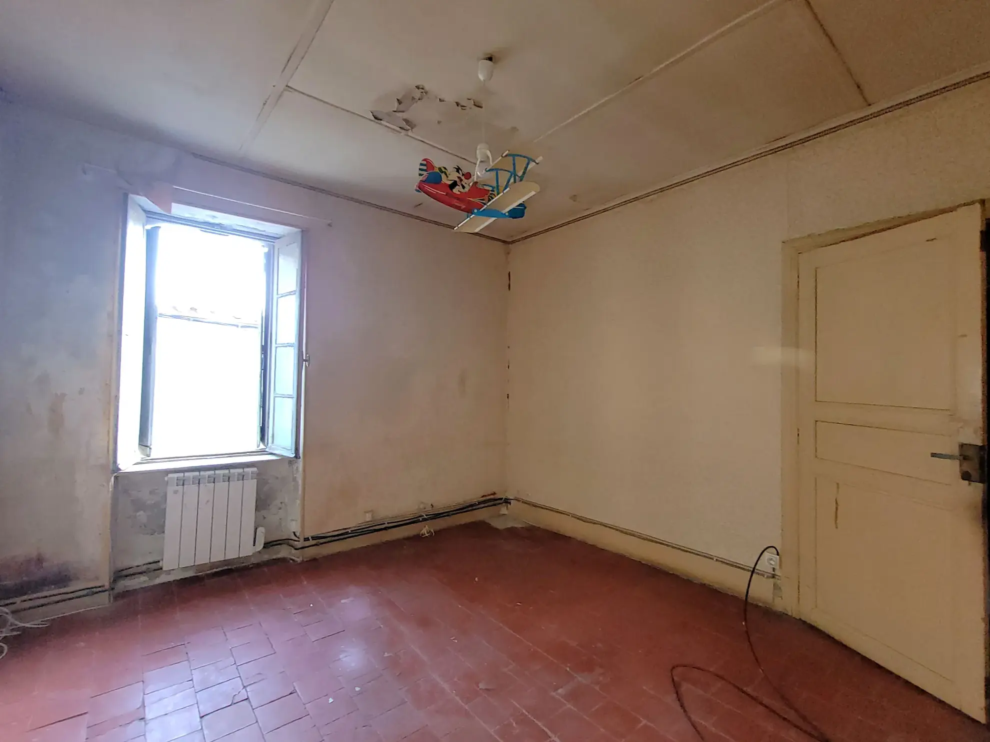 Maison en pierre à rénover avec terrasse et garage à Capendu, proche Carcassonne 