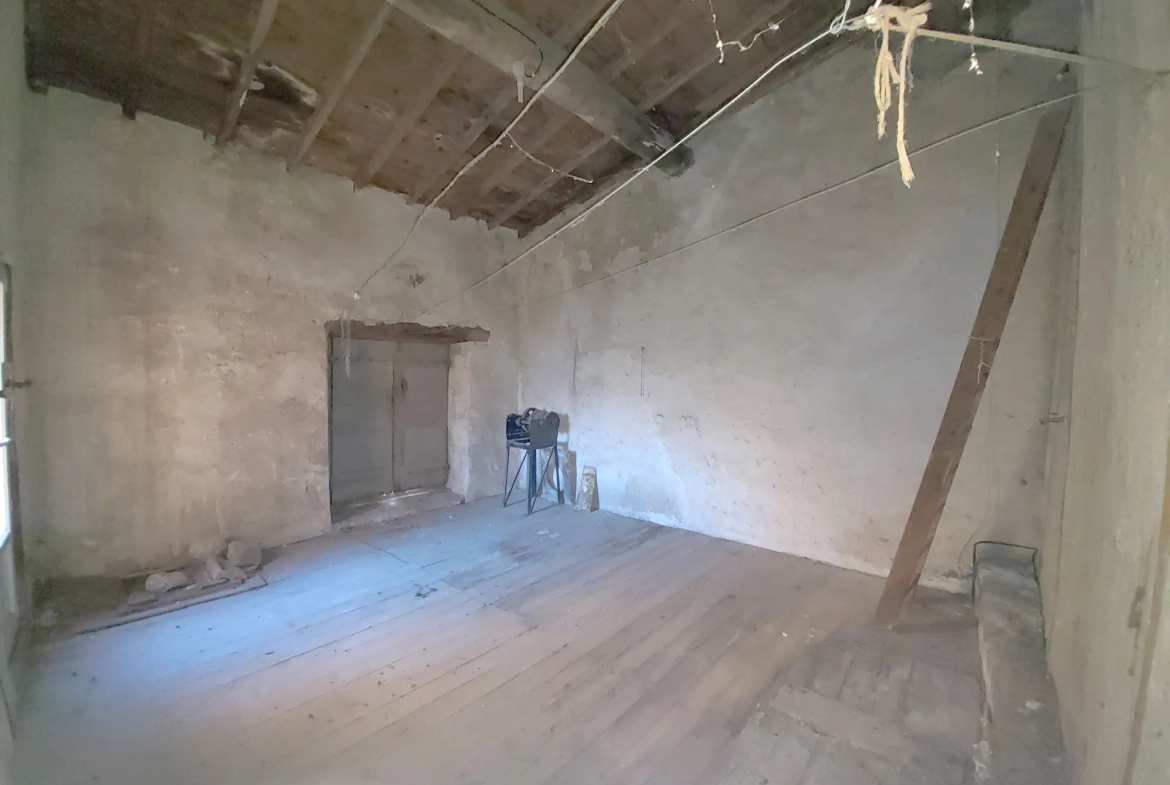 Maison en pierre à rénover avec terrasse et garage à Capendu, proche Carcassonne 