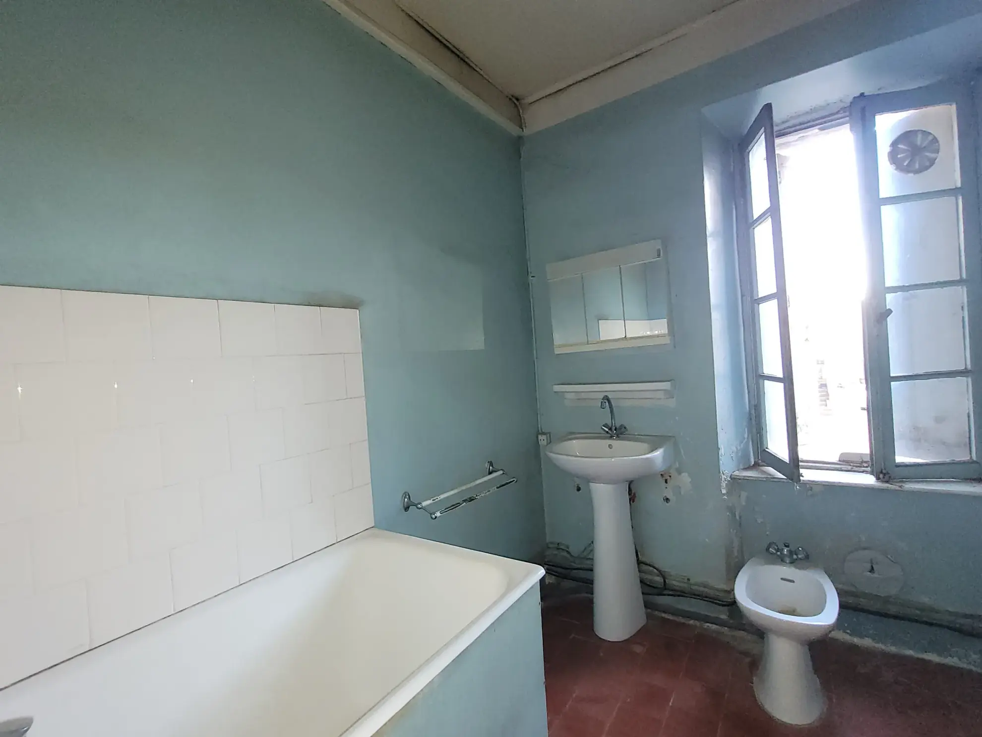 Maison en pierre à rénover avec terrasse et garage à Capendu, proche Carcassonne 