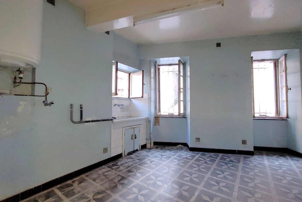 Maison en pierre à rénover avec terrasse et garage à Capendu, proche Carcassonne 