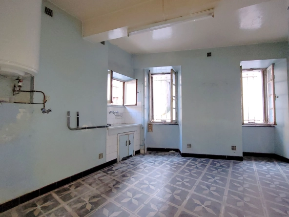 Maison en pierre à rénover avec terrasse et garage à Capendu, proche Carcassonne