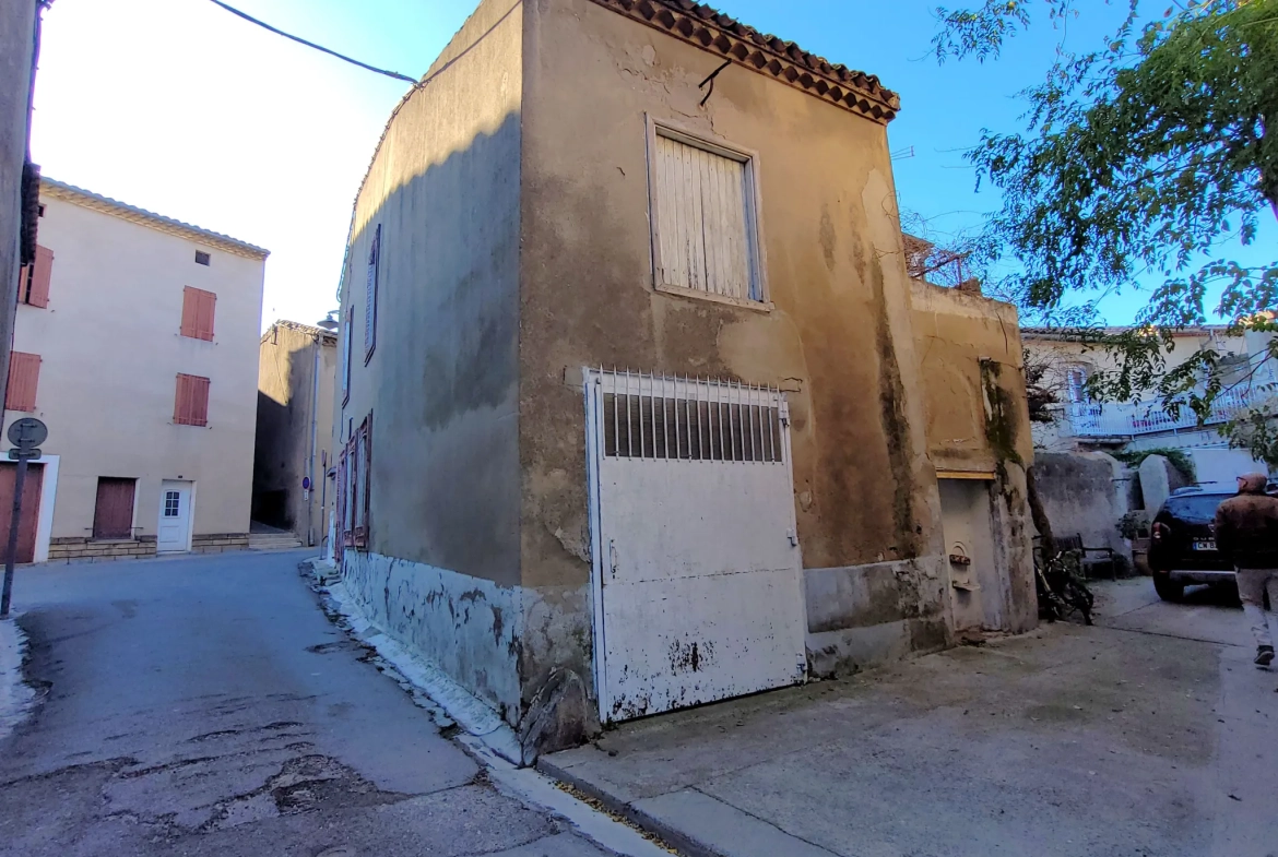 Maison en pierre à rénover avec terrasse et garage à Capendu, proche Carcassonne 