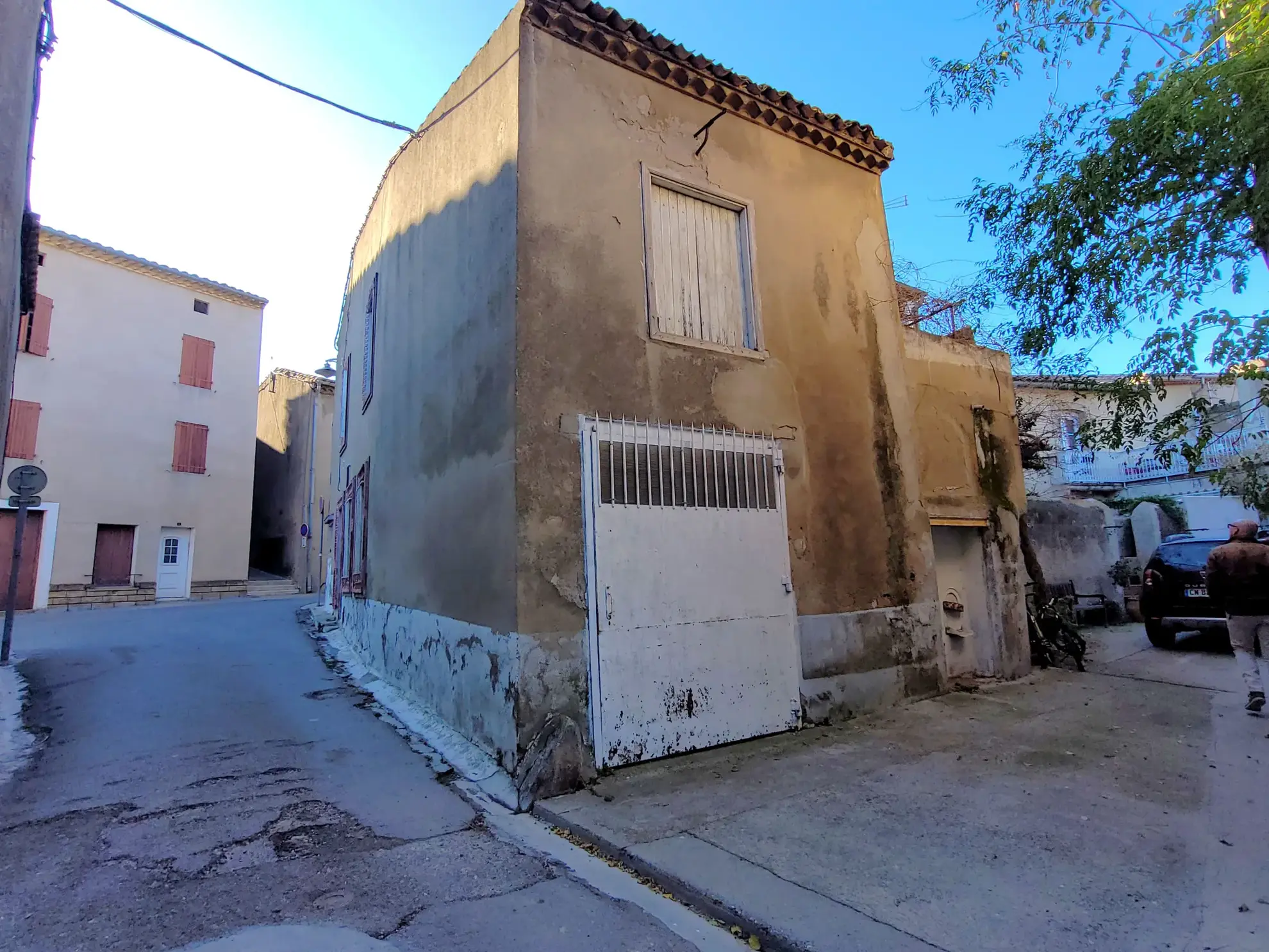 Maison en pierre à rénover avec terrasse et garage à Capendu, proche Carcassonne 
