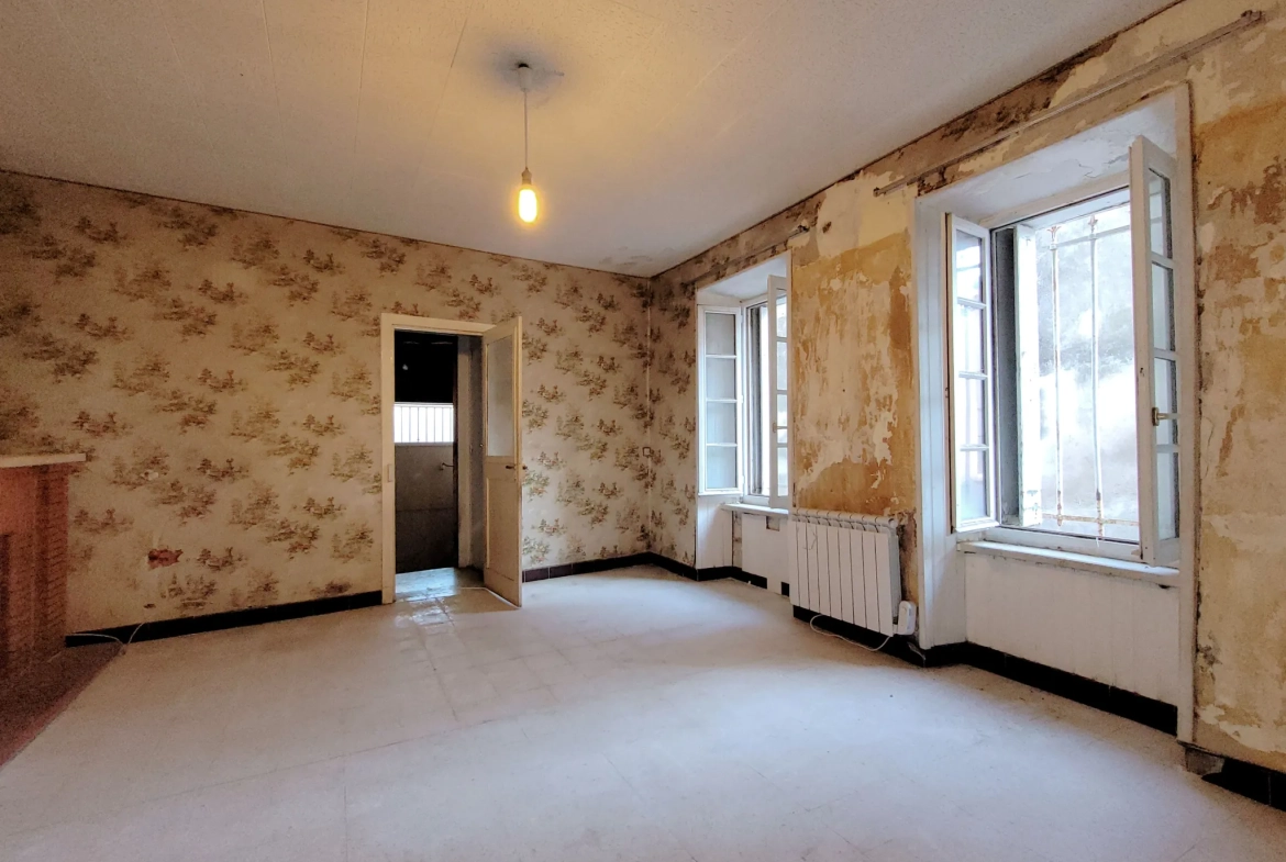 Maison en pierre à rénover avec terrasse et garage à Capendu, proche Carcassonne 